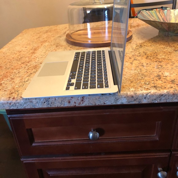 MacBook Air 13inch - Picture 3 of 4